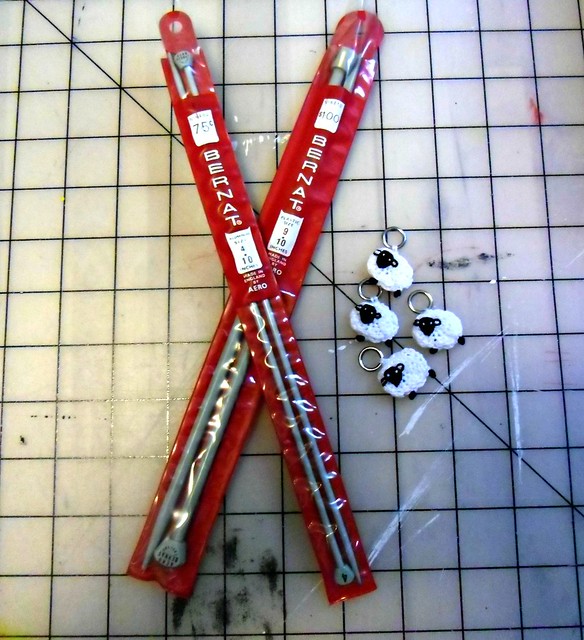 Knitting needles & stitch markers