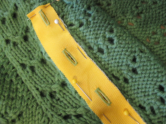 Stabilizing a button band with petersham