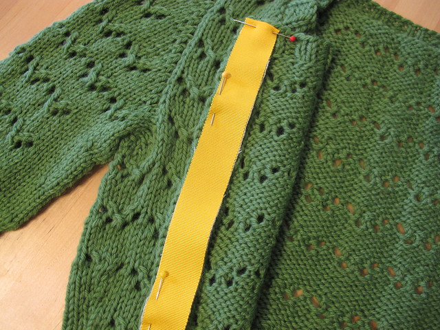 Stabilizing a button band with petersham