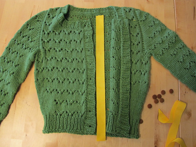 Stabilizing a button band with petersham