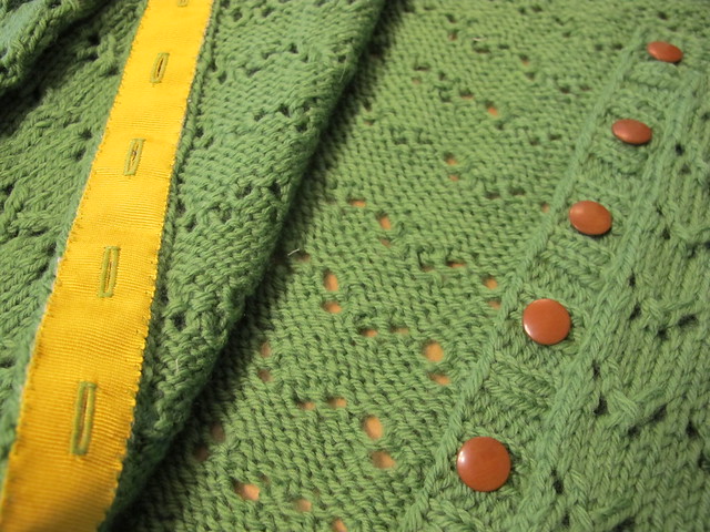 Stabilizing a button band with petersham