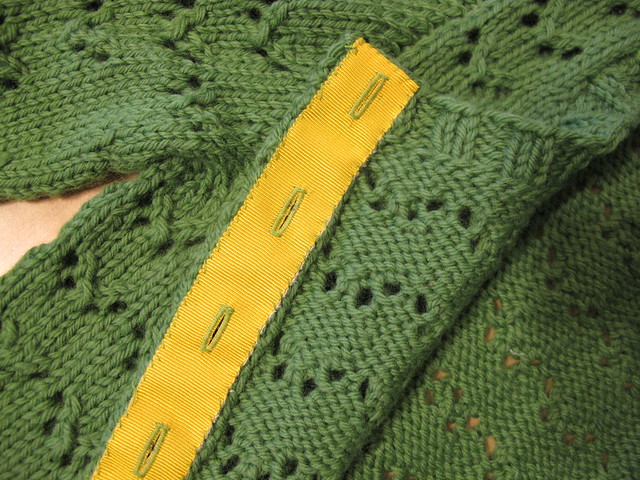 Stabilizing a button band with petersham