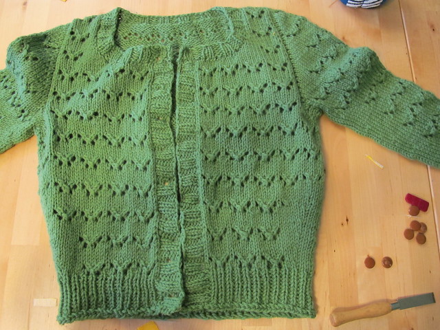 Stabilizing a button band with petersham