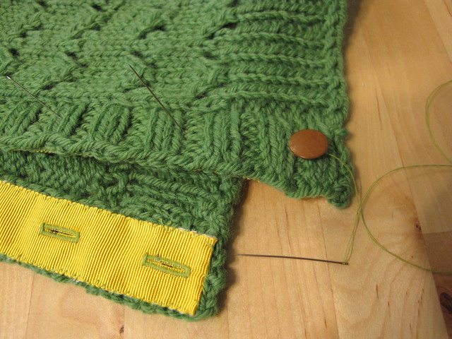 Stabilizing a button band with petersham